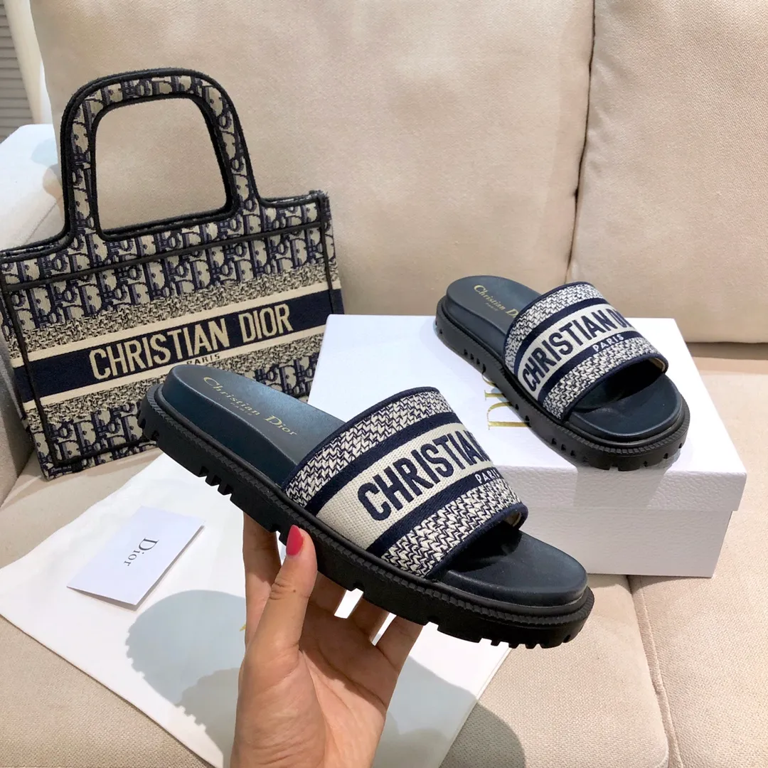 👟👟Ex-factory price P360👟👟 New version 2024- Water platform version DIOR early spring new jacquard embroidered sandals ✨🧚‍♀️ 〰〰️〰️〰️〰️️ As the D family's flagship presbyopia embroidery series sandals, new colors are added every year, and they are sold out as soon as they are new. The embroidery design is three-dimensional and very exquisite, simple and elegant, and not picky at all. It can be held in any occasion and makes people fall in love with it. ✨ Exclusive custom-made letter three-dimensional embroidery upper, high-density electric embroidery technology, without any connections or overlaps, perfect quality and complex craftsmanship. Consistent with the original version, comfortable and soft, please note the size: 35-41✨